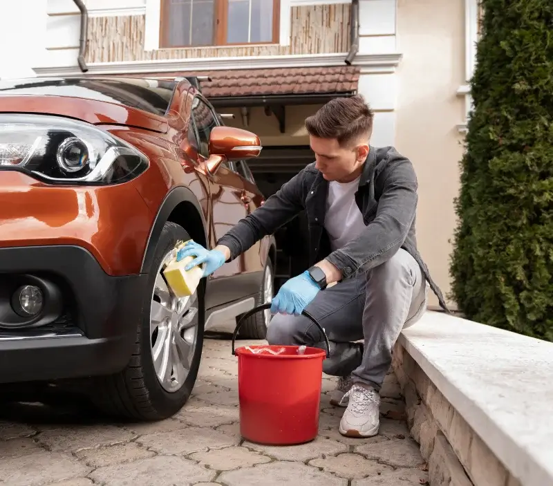 Lavage auto à domicile Corsept : professionnel intervenant sur un véhicule